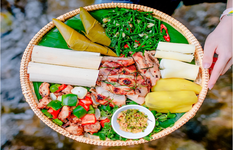 Cơm lam ống tre nóng hổi, dẻo thơm, món ăn đặc trưng của vùng núi rừng Tây Nguyên.